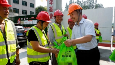 桐鄉(xiāng)市總工會(huì)黨組書記、主席成曉萍一行蒞臨我集團(tuán)承建項(xiàng)目高溫慰問